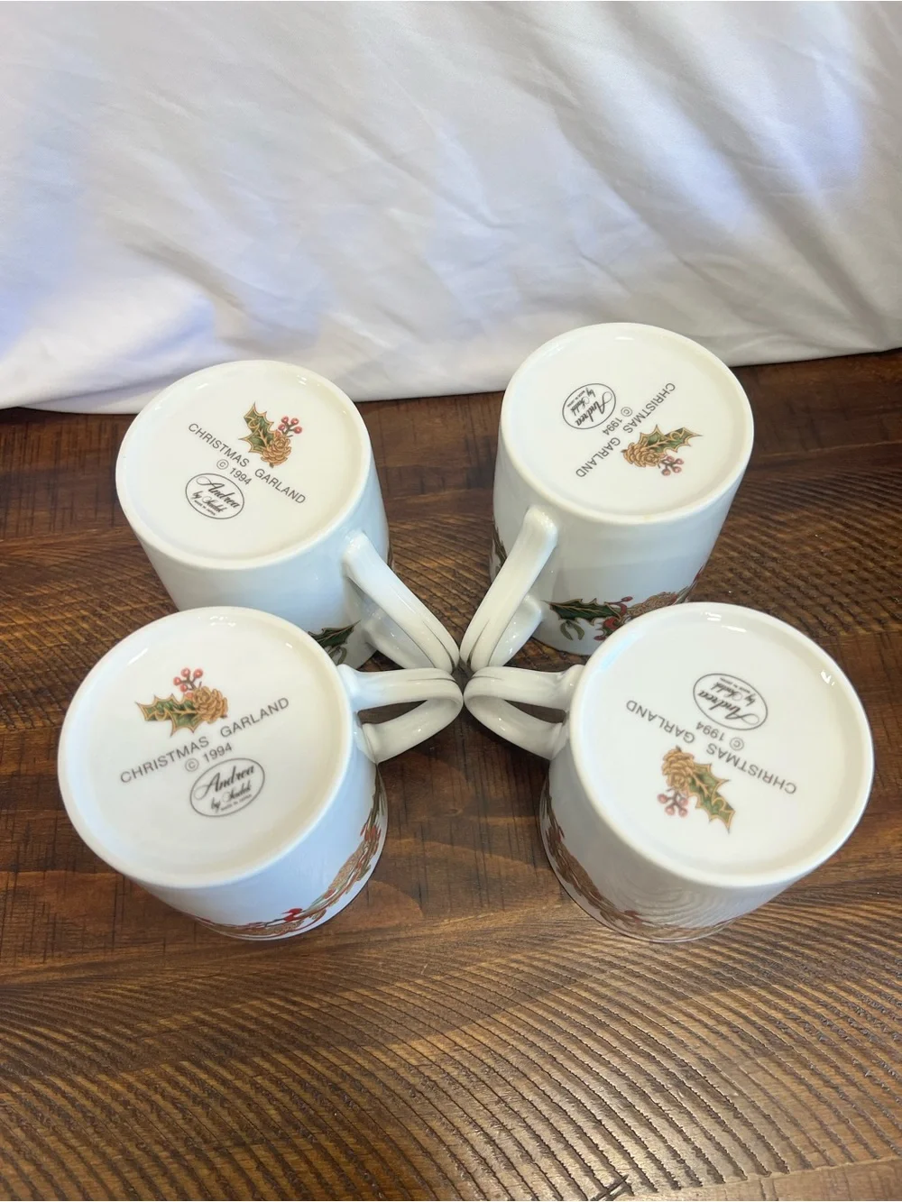 Andrea by Sadek Christmas Garland Holly Berries Gild Rim 4 8oz Coffee Mugs